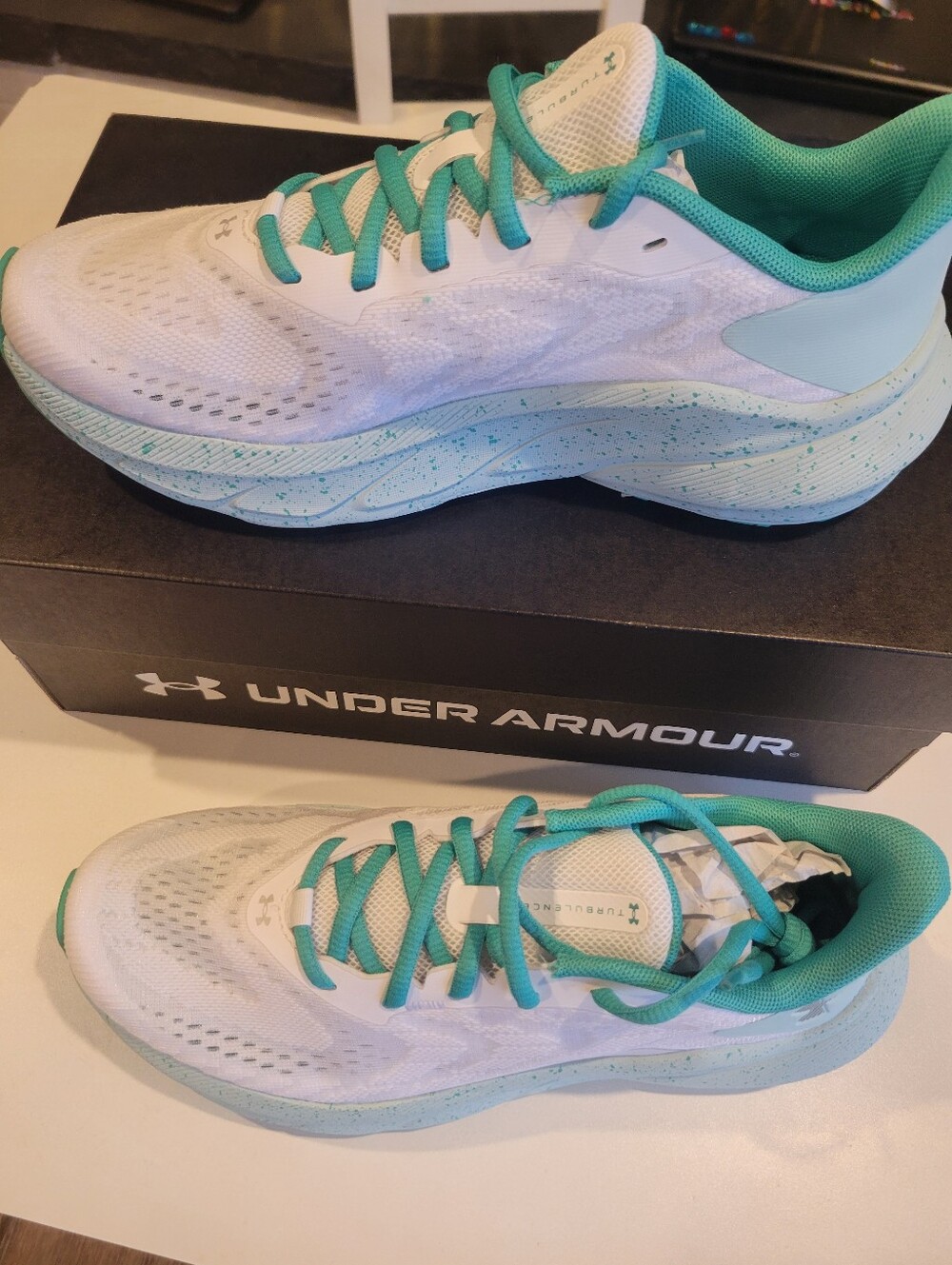 NWT Womens Size 7 Under Armour Turbulence Running Workout Sneakers Green White